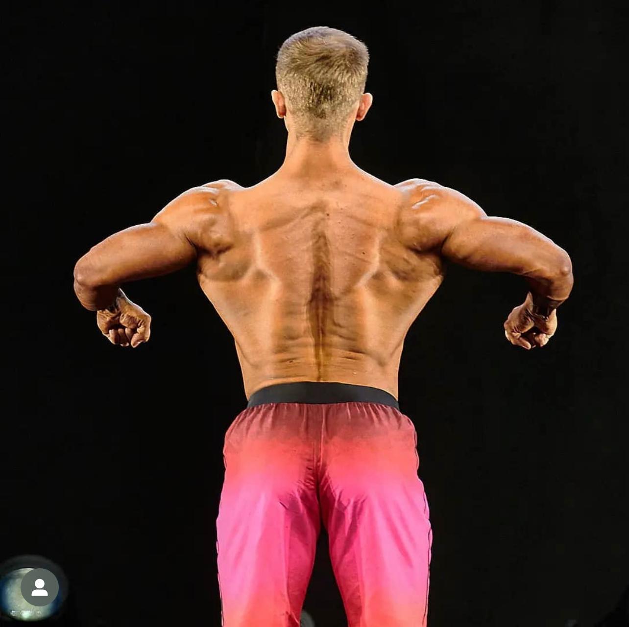 Sebastian Gunia bei einem Bodybuilding-Wettkampf, Rückenpose